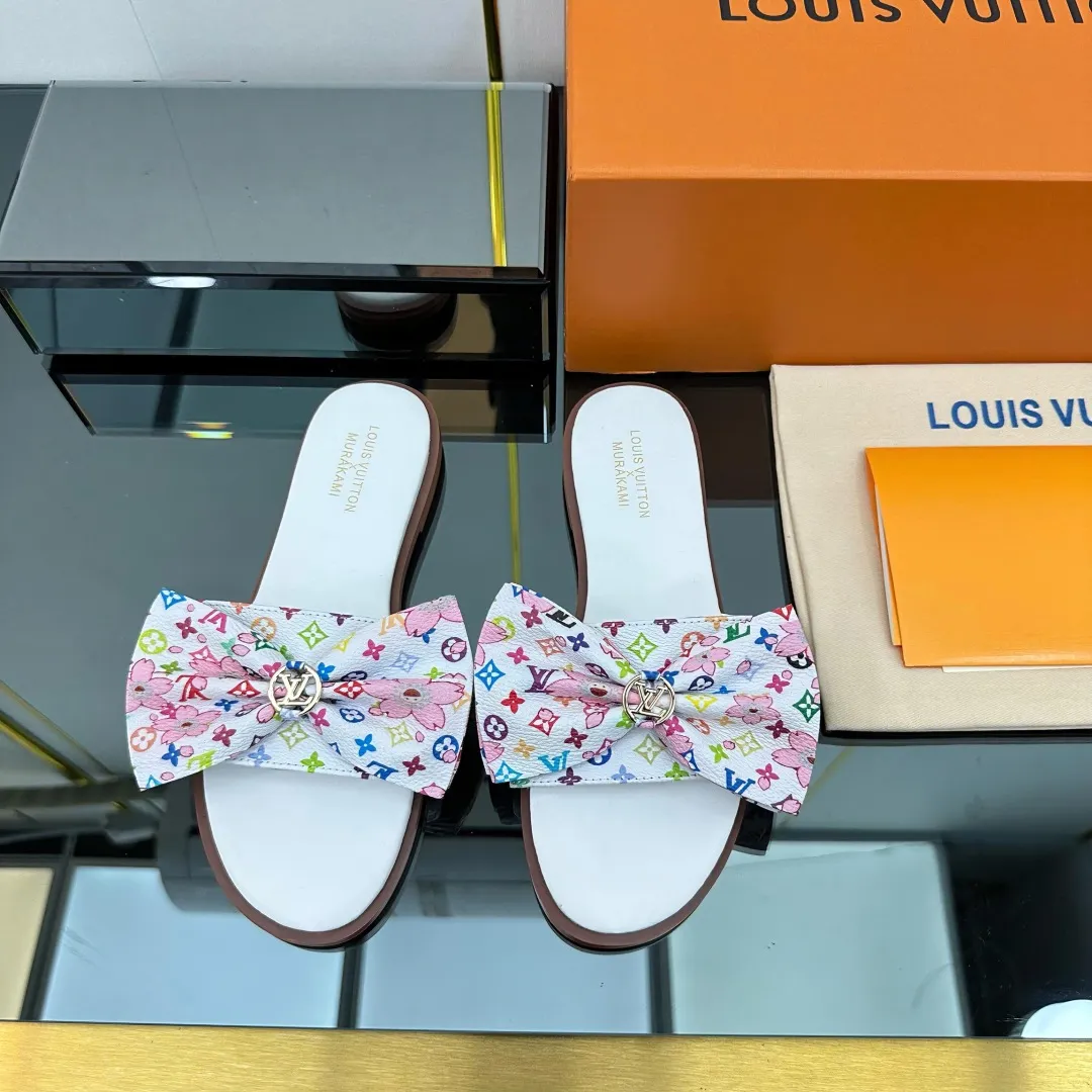 👟👟Ex-factory price 280👟👟 (available all year round) ❥V’s latest popular special material lock it series lock mop, super heavy industry launches! The golden lock on the toe is engraved with the LV letters logo 🔸Number of sizes 34-42) Welcome new and old customers to place orders in the picture above.